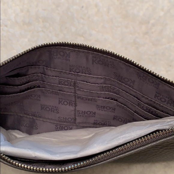 NWT Michael Kors Heather Gray Leather Wristlet - Picture 5 of 7